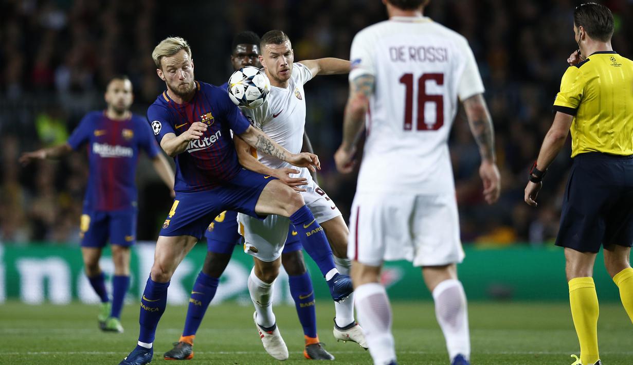 Gelandang Barcelona, Ivan Rakitic, berebut bola dengan striker AS Roma, Edin Dzeko, pada laga leg pertama perempat final Liga Champions di Stadion Camp Nou, Rabu (4/4/2018). Barcelona menang 4-1 atas AS Roma. (AFP/Manu Fernandez)