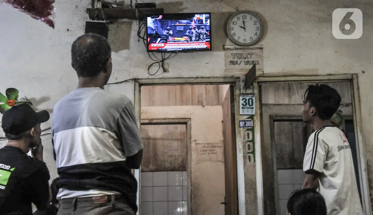 Pedagang menyaksikan tayangan televisi yang menyiarkan langsung rekonstruksi pembunuhan Brigadir Nofriansyah Yosua Hutabarat alias Brigadir J melalui smartphone di Pasar Senen, Jakarta Pusat, Selasa (30/8/2022). Rekonstruksi ulang pembunuhan Brigadir J yang dihadiri oleh lima tersangka, yakni Ferdy Sambo, Bharada Richard Eliezer (Bharada E), Bripka Ricky Rizal, Kuat Ma'ruf, dan Putri Candrawathi itu menjadi perhatian warga dari berbagai kalangan untuk menyaksikan secara langsung meski hanya melalui siaran televisi atau gawai. (merdeka.com/Iqbal S. Nugroho)