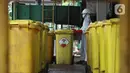 Petugas membawa "Wheeled Bin" atau tempat sampah berisi limbah B3 medis Infeksius Covid-19 untuk dimusnahkan di PT Jasa Medivest, Karawang, Jawa Barat, Kamis (10/12/2020).  PT Jasa Medivest telah memusnahkan lebih dari 500 ton limbah B3 medis dari Maret - Oktober 2020. (Liputan6.com/Herman Zakharia)