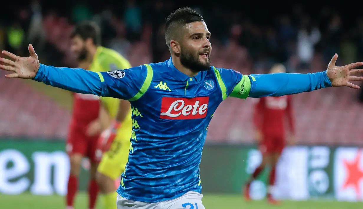 Striker Napoli, Lorenzo Insigne berselebrasi usai mencetak gol ke gawang Liverpool pada grup C Liga Champions di Stadion San Paolo di Napoli, Italia (3/10). Napoli menang tipis 1-0 atas Liverpool berkat gol tunggal Insigne. (AP Photo/Andrew Medichini)