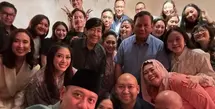 Guruh Soekarno Putra anak dari Soekarno hadir mengenakan kemeja batik lengan panjang. Ia pun tampak masih awet muda. [@yennywahid]