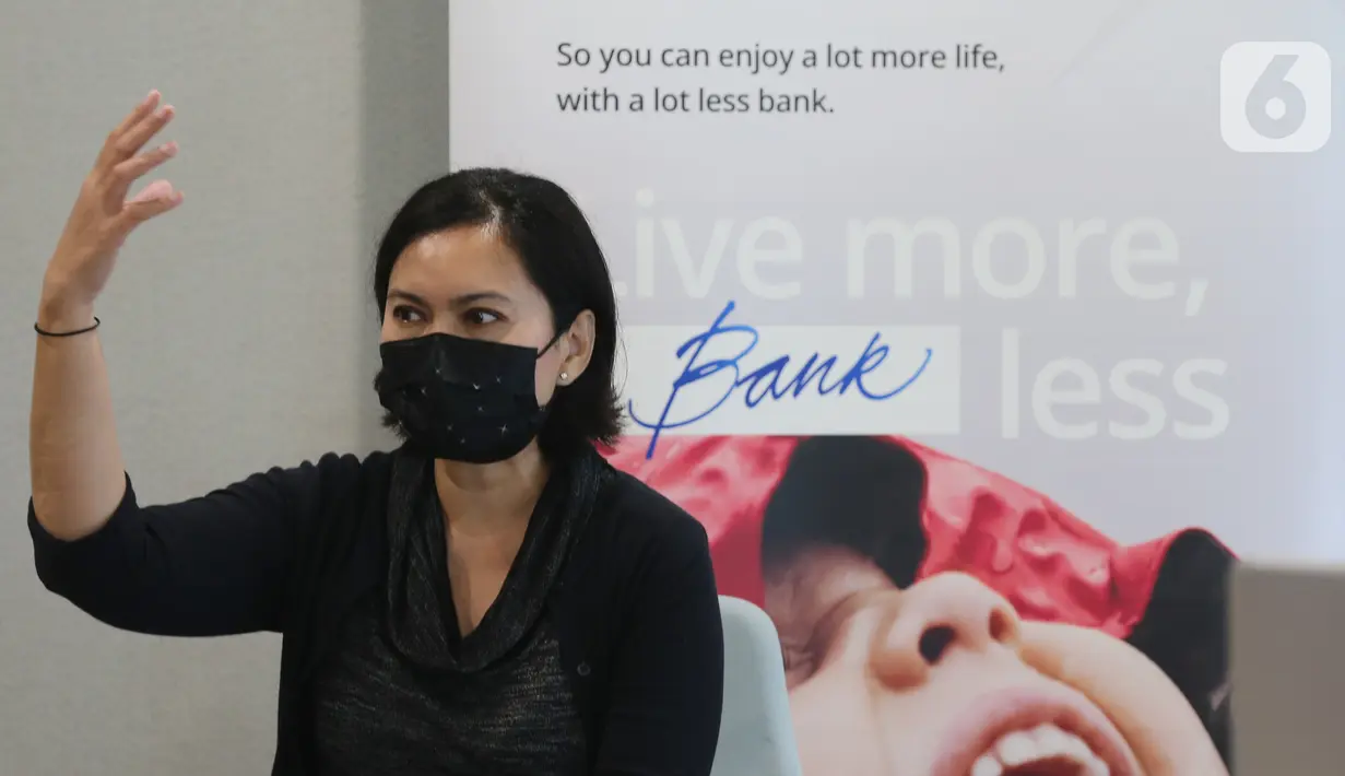 Head of Group Strategic Marketing & Communications PT Bank DBS Indonesia, Mona Monika saat konfrensi pers di Jakarta, (13/01/2022). Tridi Oasis dan Waste4Change akan menggunakan dana hibah untuk mengatasi masalah sampah lingkungan dengan mengembangkan bisnis. (Liputan6.com/Fery Pradolo)