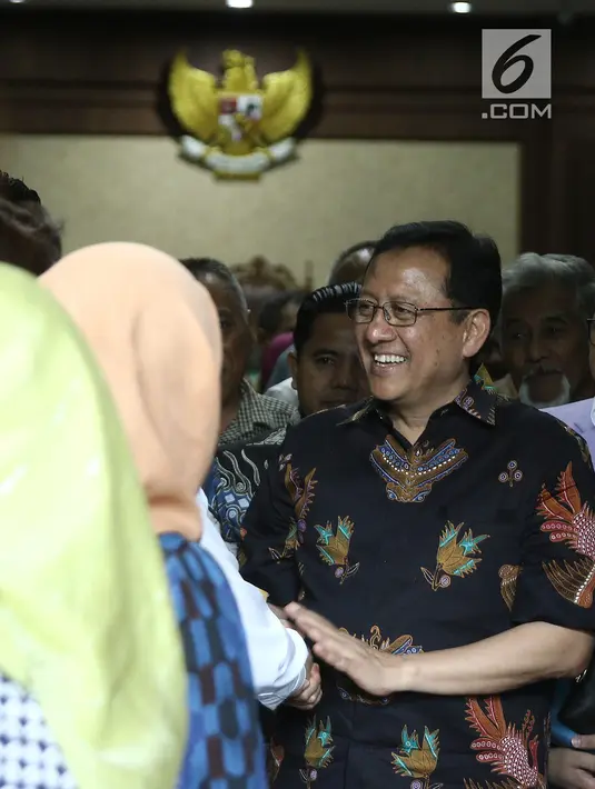 Ekspresi mantan Ketua DPD Irman Gusman usai sidang pendahuluan di Pengadilan Tipikor Jakarta, Rabu (10/10). Kuasa hukum Irman menambahkan, seharusnya kliennya divonis bebas atau tuntutan JPU pada KPK tidak dapat diterima. (Liputan6.com/Herman Zakharia)