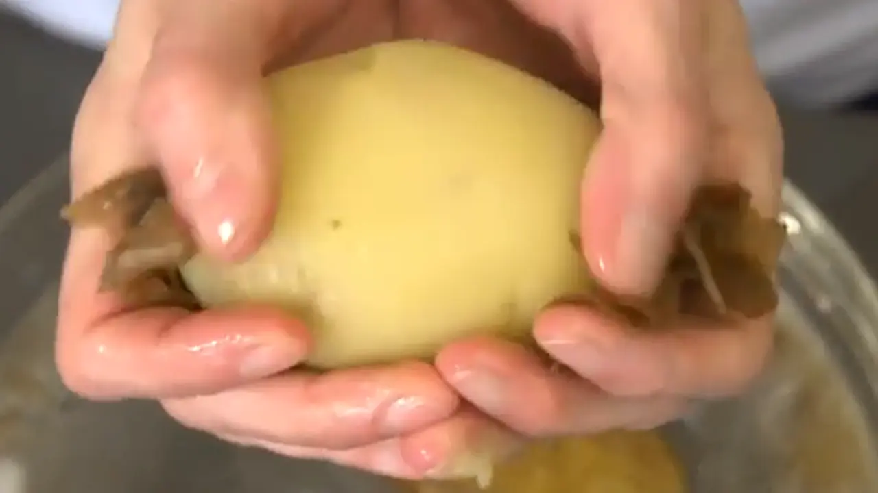Mengupas kentang tanpa alat. (YouTube)