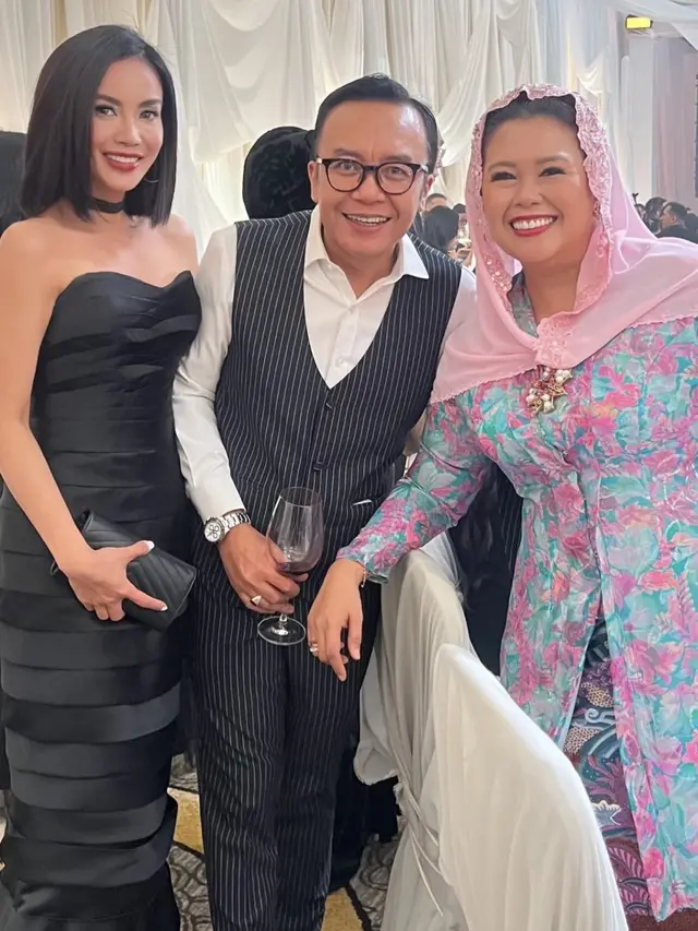Gaya Pejabat dan Istri Pejabat Hadir Resepsi Luna Maya di Jakarta.