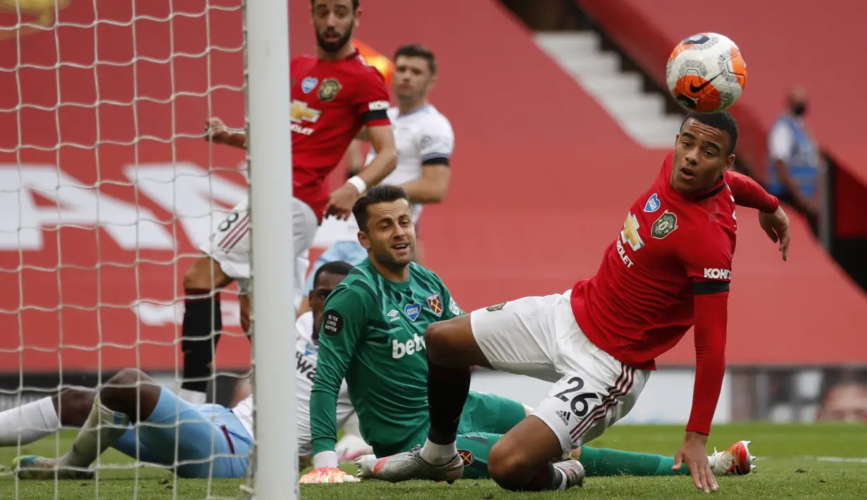 Pemain Manchester United, Mason Greenwood, gagal mencetak gol ke gawang West Ham United pada laga Premier League di Stadion Old Trafford, Rabu (22/7/2020). Kedua tim bermain imbang 1-1. (Clive Brunskill/Pool via AP)