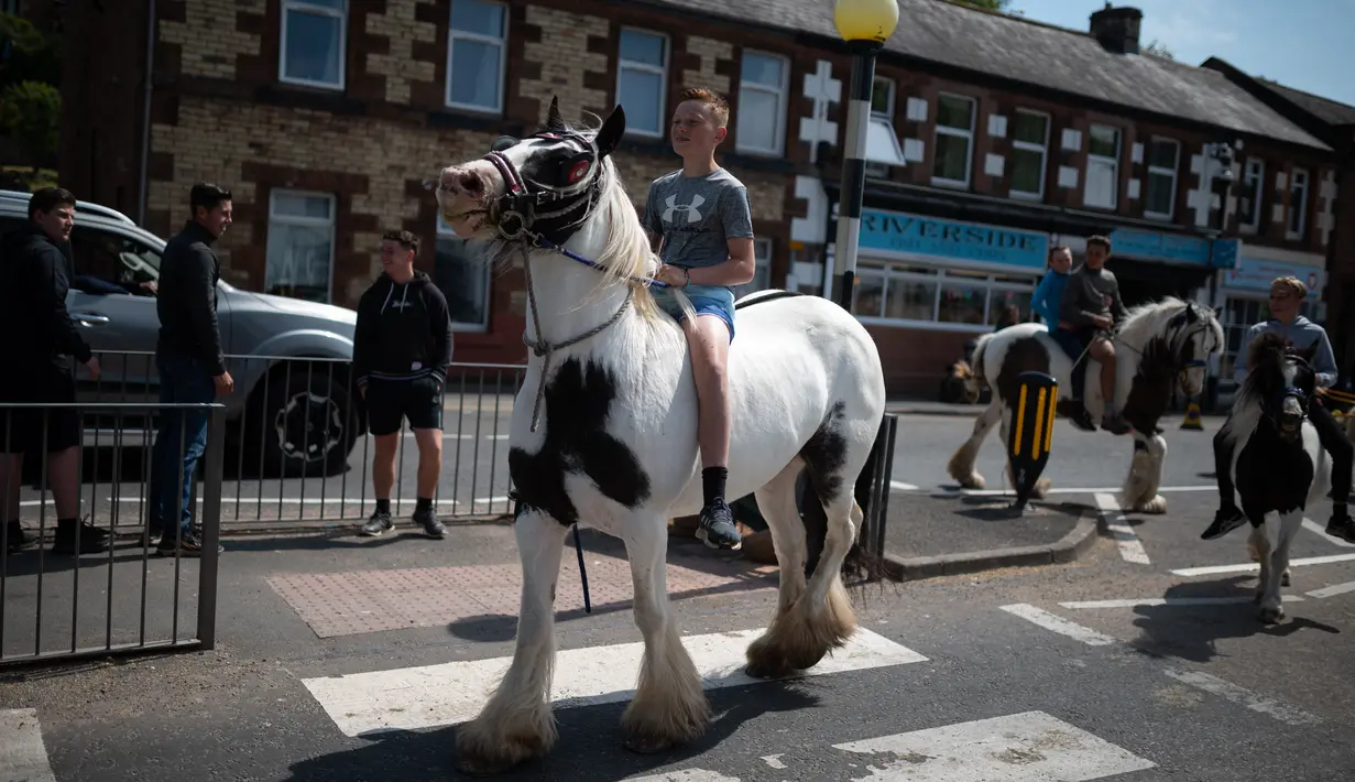 Orang-orang menghadiri hari pertama Appleby Horse Fair tahunan, di kota Appleby-in-Westmorland, barat laut Inggris pada 8 Juni 2023. (AFP/Oli Scarff)