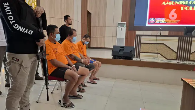 3 tersangka di balik pengungkapan kasus penggerebekan senjata api ilegal di Bandar Lampung. Foto : (Liputan6.com/Ardi).