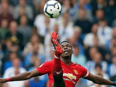 Gelandang Manchester United, Paul Pogba mengontrol bola saat bertanding melawan Brighton & Hove Albion pada lanjutan Liga Inggris di stadion Amex, Brighton, (19/8). Brighton & Hove Albion berhasil mengalahkan MU 3-2. (AP Photo/Alastair Grant)