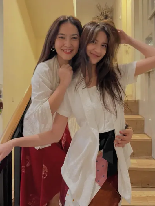 Leya dan sang ibunda tampil kompak mengenakan atasan kebaya putih dipadukan bawahan kain. [@neng_risma]