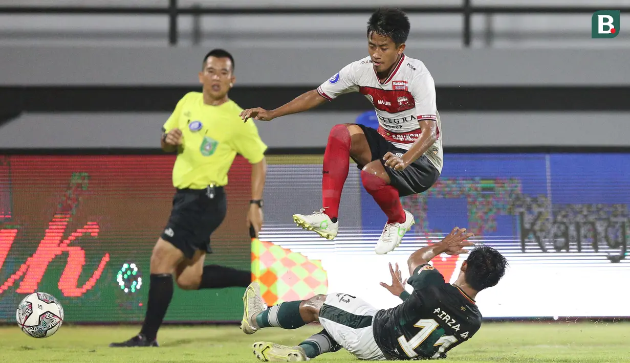 Hingga menit ke-60, Madura United masih belum berhasil mencetak gol. Laskar Sape Kerrab kali ini terlihat kesulitan menembus kotak penalti Persikabo. (Bola.com/M Iqbal Ichsan)