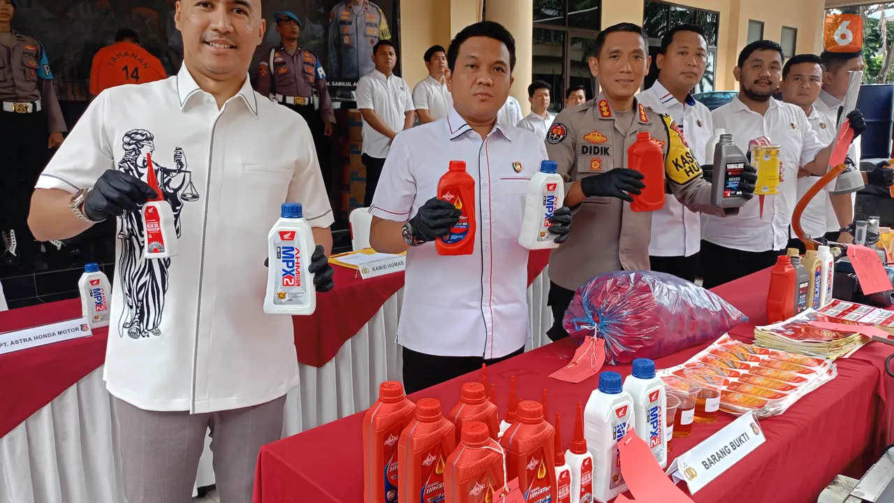 Berbagai Macam Oli Palsu di Grebek Polda Banten. (Senin, 03/06/2024). (Yandhi Deslatama/Liputan6.com).