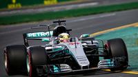 Pebalap Mercedes, Lewis Hamilton, menjadi pebalap tercepat pada sesi latihan bebas pertama F1 GP Australia, Jumat (24/3/2017). (Motorsport)