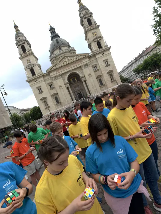 Kubus Rubik pertama terbuat dari balok-balok kayu kecil dan disatukan dengan mekanisme yang unik. (Ferenc ISZA/AFP)