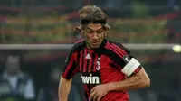 Bek AC Milan, Paolo Maldini mengontrol bola saat bertanding melawan Empoli di San Siro Stadium 21 Oktober 2007. Maldini telah meraih tujuh scudetto dan lima gelar Piala Champions/Liga Champions. (AFP Photo/Damien Meyer)