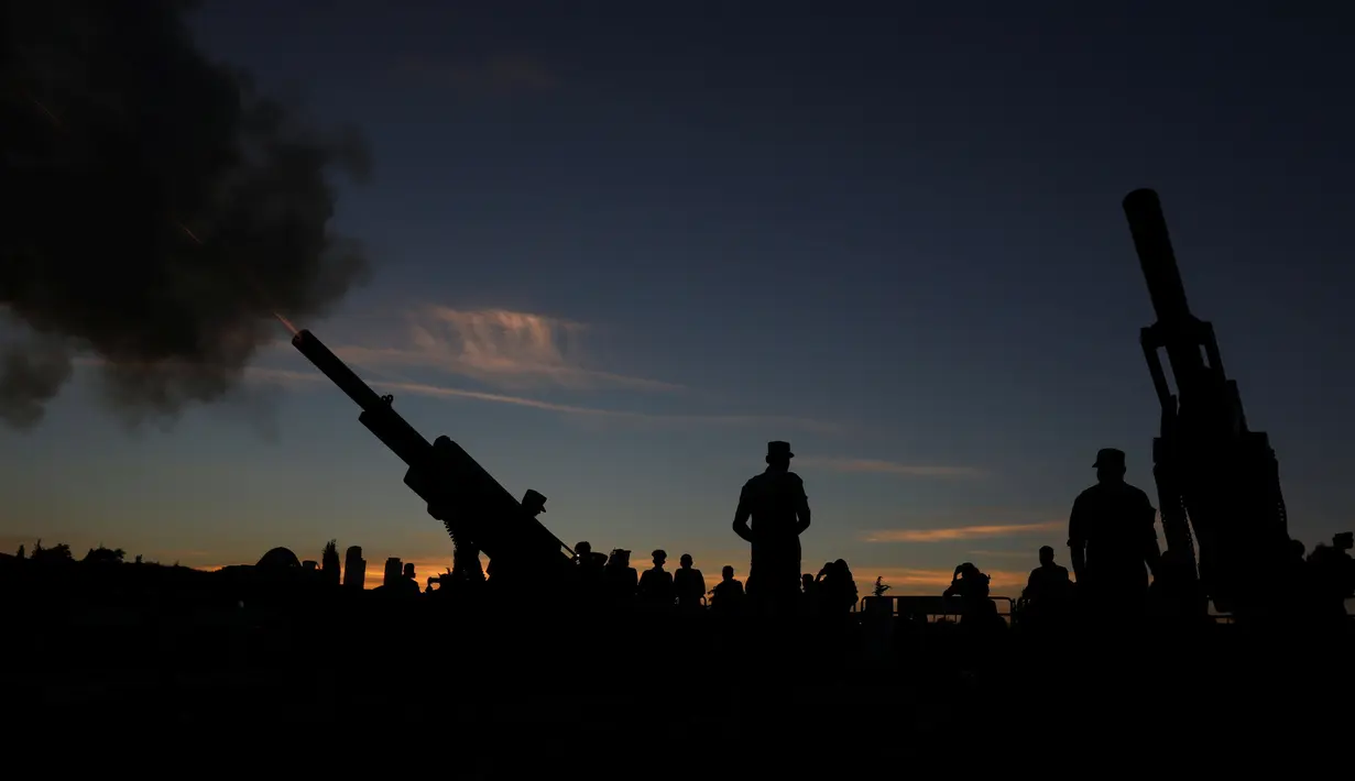 Tentara Yordania menembakkan meriam sebagai tanda berbuka puasa di Benteng Amman pada 19 Mei 2019.  Di Yordania dan  beberapa negara timur tengah, tembakan meriam saat matahari terbenam menandai akhir dari puasa selama bulan suci Ramadan. (REUTERS/Muhammad Hamed)