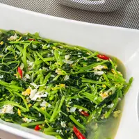 Resep tumis bayam terasi simple/shutterstock/Ryan Wijaya Tan