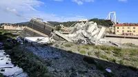 Puing-puing dari jembatan jalan raya Morandi yang ambruk di kota Genoa, Italia, Selasa (14/8). Saat ini, anjing pelacak turut dikerahkan untuk mencari korban dan alat berat diturunkan untuk mengangkat reruntuhan. (Valery HACHE / AFP)