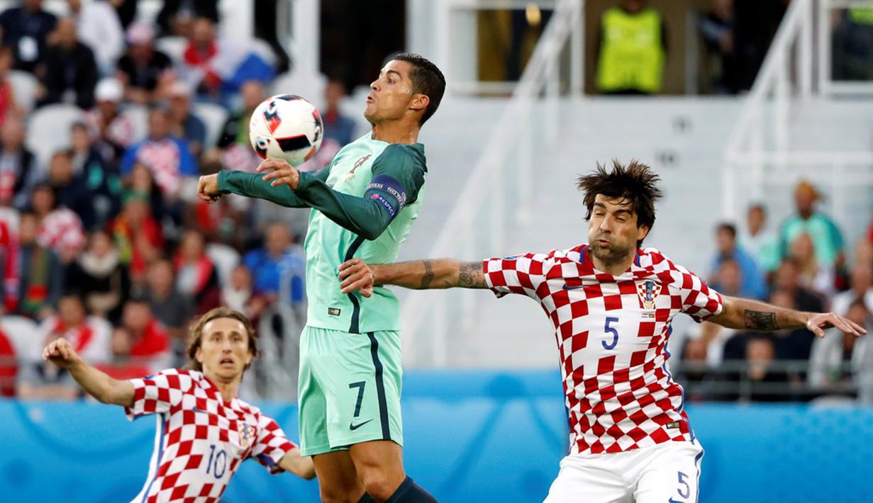 Cristiano Ronaldo mengontrol bola dari kejaran pemain Kroasia pada laga 16 besar Piala Eropa 2016 di Stade Bollaert-Delelis, Lens, Minggu (26/6/2016) dini hari WIB. (Reuters/Charles Platiau)
