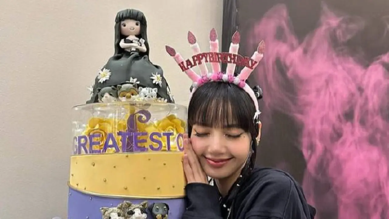 Potret Lisa Blackpink dengan kue ulang tahun