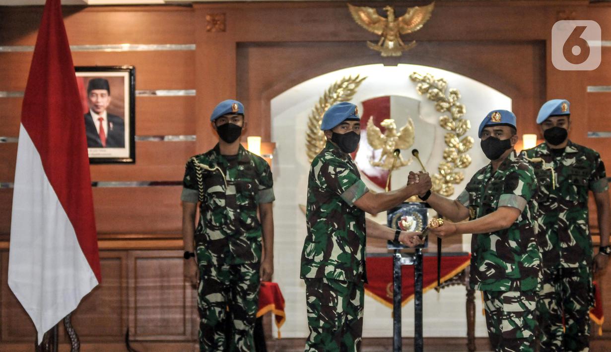 Marsekal Pertama (Marsma) TNI Wahyu Hidayat Sudjatmiko menerima tongkat komando dari Mayjen Tri Budi Utomo saat serah terima jabatan Komandan Pasukan Pengamanan Presiden (Danpaspampres) di Mako Paspampres, Jakarta Pusat, Senin (18/7/2022). Marsma TNI Wahyu Hidayat Sudjatmiko resmi menjabat sebagai Danpaspampres menggantikan Mayjen Tri Budi Utomo. (merdeka.com/Iqbal S. Nugroho)
