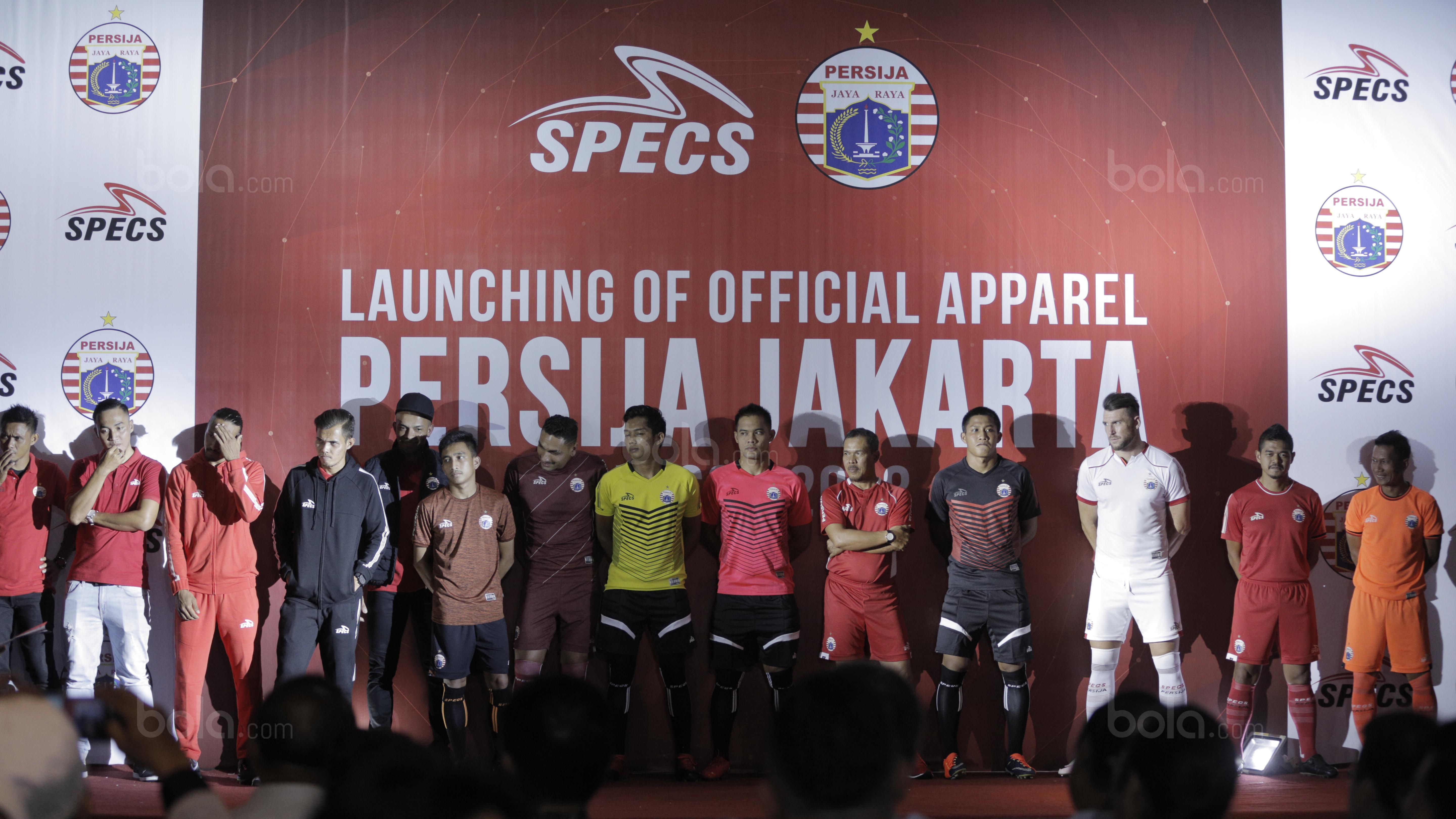 Deretan pada pemain Persija Jakara dengan berbagai Apparel terbaru tim pada Launching Official Apparel di Springhill, Kemayoran, Jakarta (2/2/2018). (Bola.com/Nick Hanoatubun)