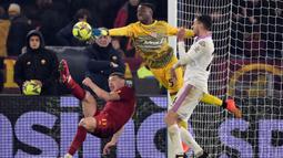 Pemain AS Roma Andrea Belotti (kiri) berebut bola dengan kiper Cremonese Mouhamadou Sarr pada pertandingan sepak bola Coppa Italia di Olympic Stadium, Roma, Italia, 1 Februari 2023. AS Roma kalah 1-2 dari Cremonese dan harus tersingkir dari Coppa Italia. (Alfredo Falcone/LaPresse via AP)