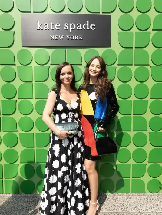 Enzy Storia tampak tak menambahkan aksesori lain yang berlebihan. Ia memadukan penampilan cantiknya ini dengan anting-anting, membawa tas tangan 3 warna, dan open-toe heels putih. [Foto: Instagram/enzystoria]