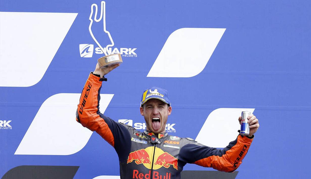 Pembalap Red Bull KTM, Pol Espargaro, melakukan selebrasi di atas podium usai balapan MotoGP Prancis di Le Mans, Minggu (11/10/2020). Petrucci finis pertama dengan catatan waktu 45 menit 54,736 detik. (AP Photo/David Vincent)