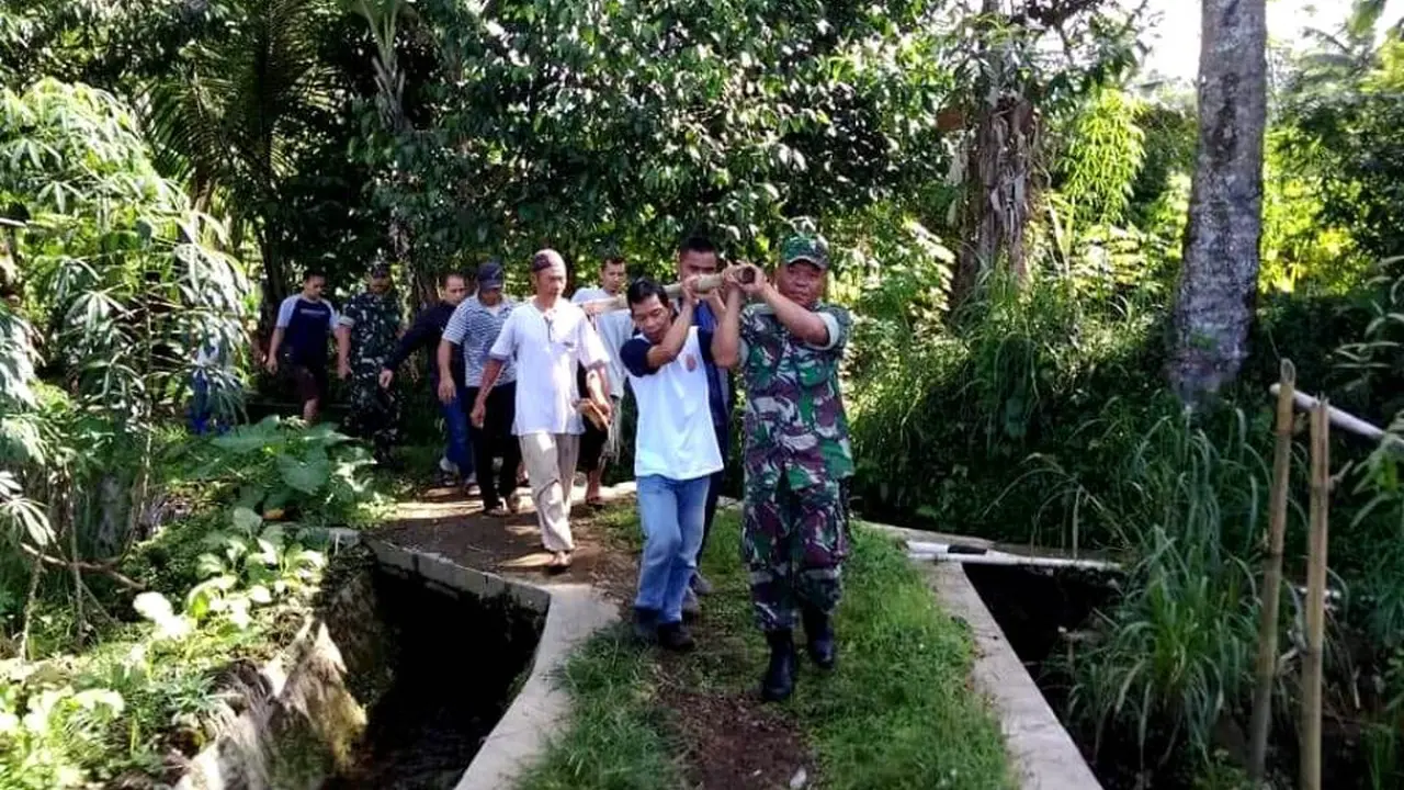 Warga mengevakuasi korban tenggelam di sebuah kolam di Kemutug Lor, Baturraden, Banyumas. (Liputan6.com/Tagana Banyumas/Muhamad Ridlo)