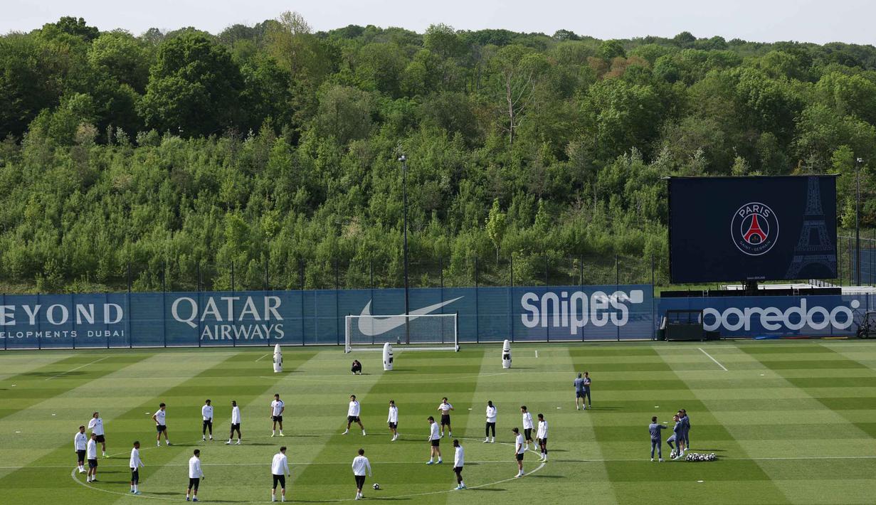 Para pemain Paris Saint-Germain saat mengikuti sesi latihan klub sebelum pertandingan leg pertama semifinal Liga Champions 2025/2026 melawan klub Jerman, Bayern Muenchen, di PSG Campus, Poissy, Barat Laut Paris, pada Senin 27 April 2026. (FRANCK FIFE/AFP)
