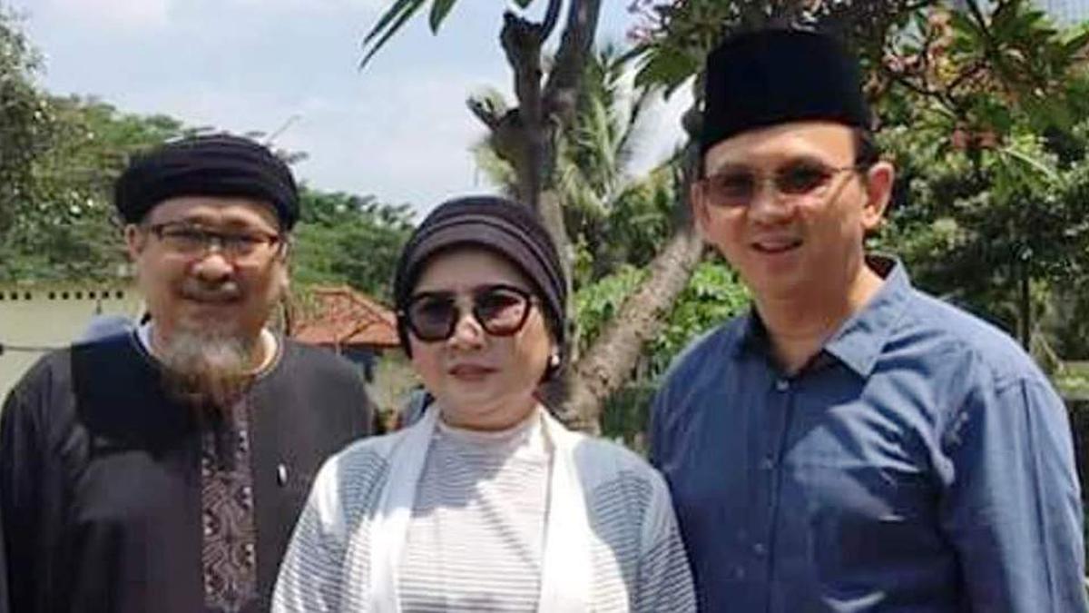 Siapa Perempuan Berhijab Yang Memeluk Ahok Dengan Tulus? - Lifestyle