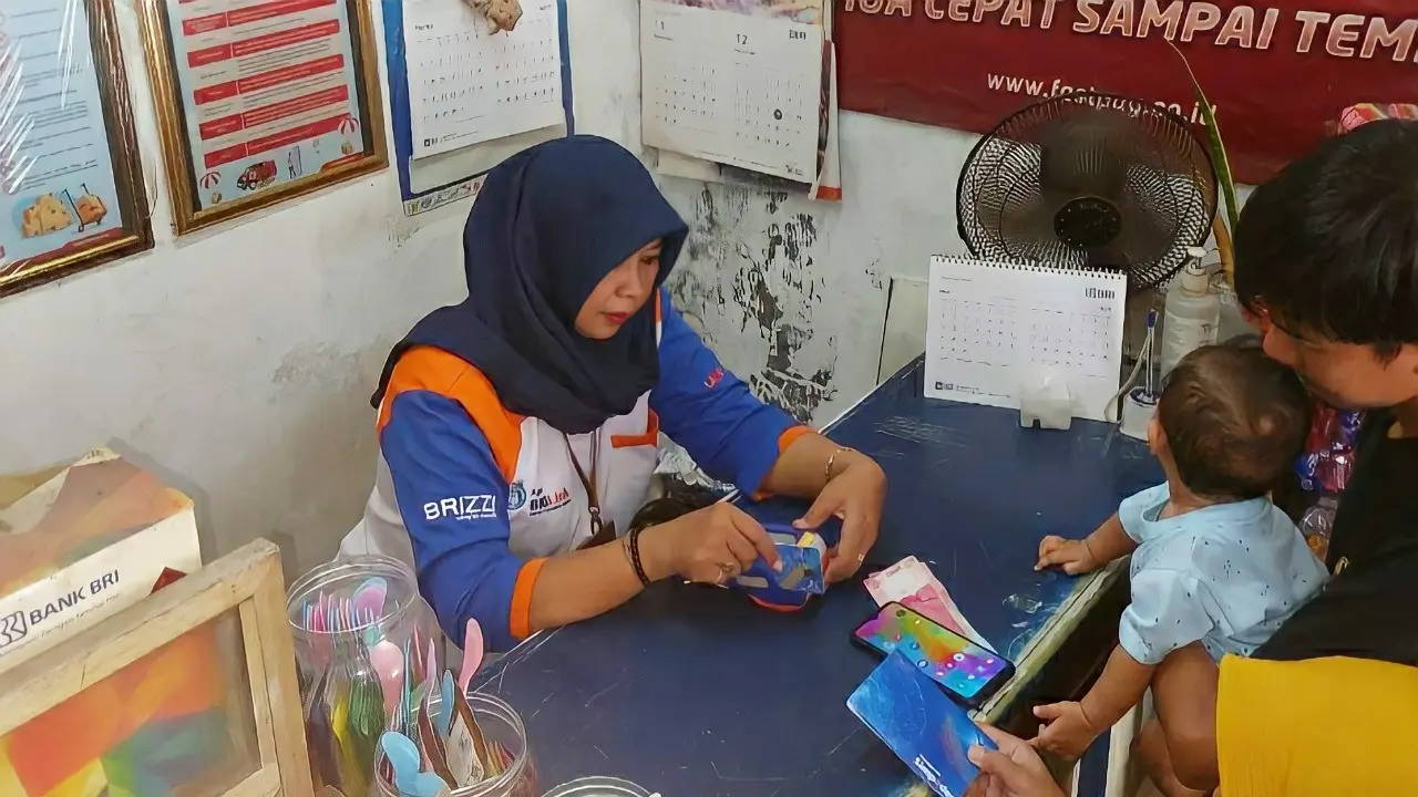 Sri Handayani (47 tahun), perempuan asal Surabaya yang memilih jalan suksesnya menjadi agen BRILink. Istimewa
