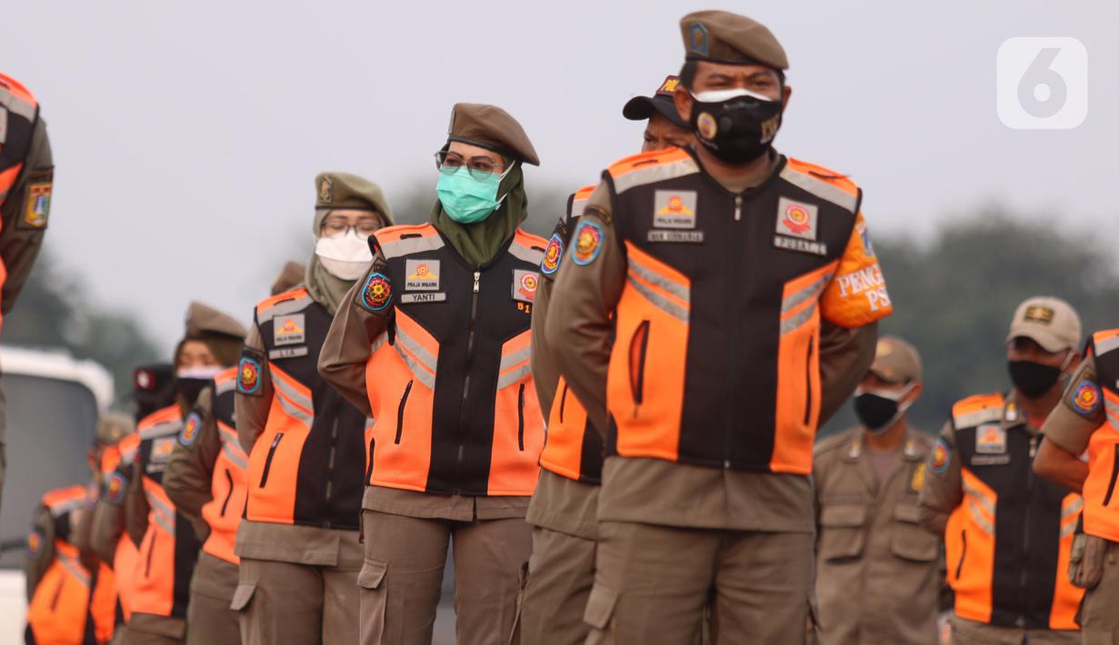 Petugas Satpol PP saat melakukan apel pasukan pengamanan di Monas, Jakarta, Senin (19/7/2021). Pengamanan tersebut dilakukan untuk menjaga Hari Raya Idul Adha 1442 Hijriah dimasa pandemi Covid-19 saat PPKM Darurat. (Liputan6.com/Angga