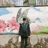 RM BTS terlihat mengenakan VISVIM Valdez Coat. Siapa yang menyangka jika harga coat ini mencapai Rp 70 juta. (Foto: koreaboo.com)