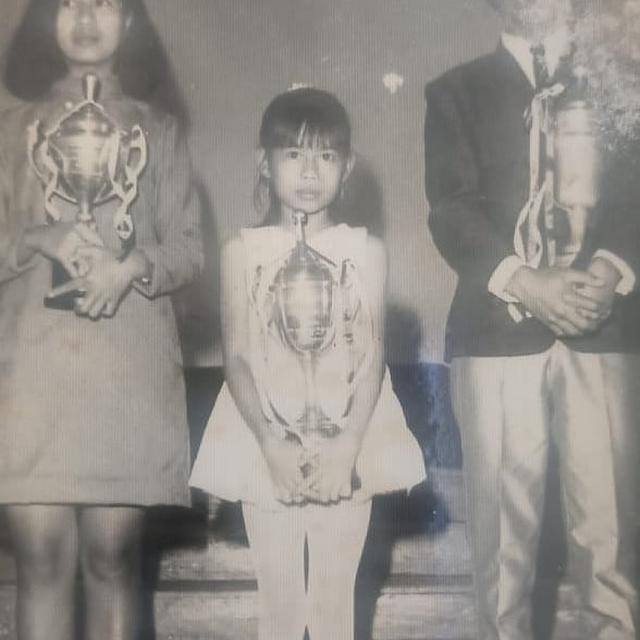 6 Potret Lawas Masa Kecil Dewi Yull, Kini Dijuluki Mertua Idaman