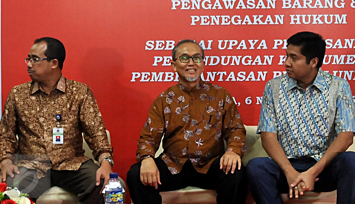 Anggota Komisi XI DPR Maruar Sirait (kanan) saat menjadi narasumber dalam dialog dengan pedagang di LTC Glodok, Jakarta, (6/11/2015). Dialog membahas sinergitas pemahaman perlindungan konsumen, pengawasan barang serta penegakan hukum.(Liputan6/JohanTallo)