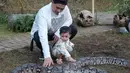Siapa yang menyangka jika Natusha merupakan sosok anak pemberani. Buktinya adalah ketika ia bermain ular piton bersama sang ayah. (Foto: instagram.com/glennalinskie)