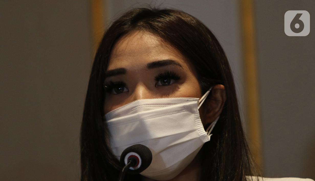 Gisella Anastasia atau Gisel menggelar jumpa pers di kawasan Gatot Subroto, Jakarta, Rabu (6/1/2021). Gisel mengaku menyesali perbuatannya yang telah mencoreng nama baik keluarga terkait kasus video syur yang menjerat dirinya bersama Michael Yukinobu De Fretes. (Liputan6.com/Herman Zakharia)