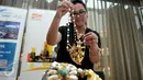 Direktur Mannaqueen Imelda Panjaitan memperlihatkan Produk yang akan di Pamerkan di Hong Kong saat jumpa pers di Penang Bistro, Jakarta, Kamis (25/2).  Nantinya ini akan menjadi pameran Produk Indonesia terbesar di Hong Kong. (Liputan6.com/Johan Tallo)