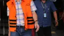 Direktur Utama PT PBM Puspo Sukrisna alias Asun (kiri) keluar dari Gedung KPK, Jakarta, Rabu (25/7). Asun diduga melakukan suap terhadap terdakwa Bupati Subang nonaktif Imas Aryumningsih. (Merdeka.com/Dwi Narwoko)