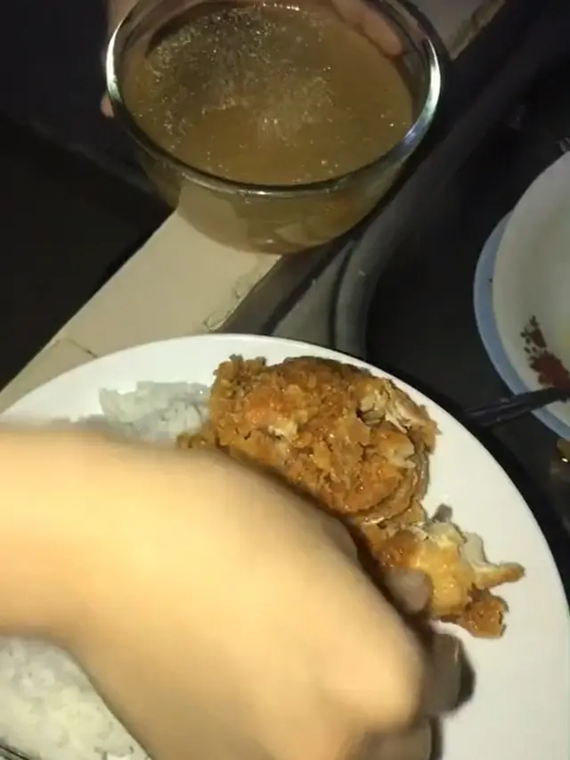 Cara nyeleneh makan ayam geprek