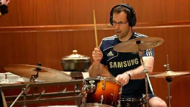 Inilah aksi Petr Cech menggebuk drum saat meng-cover lagu dari Rihana yang berjudul Cheers.