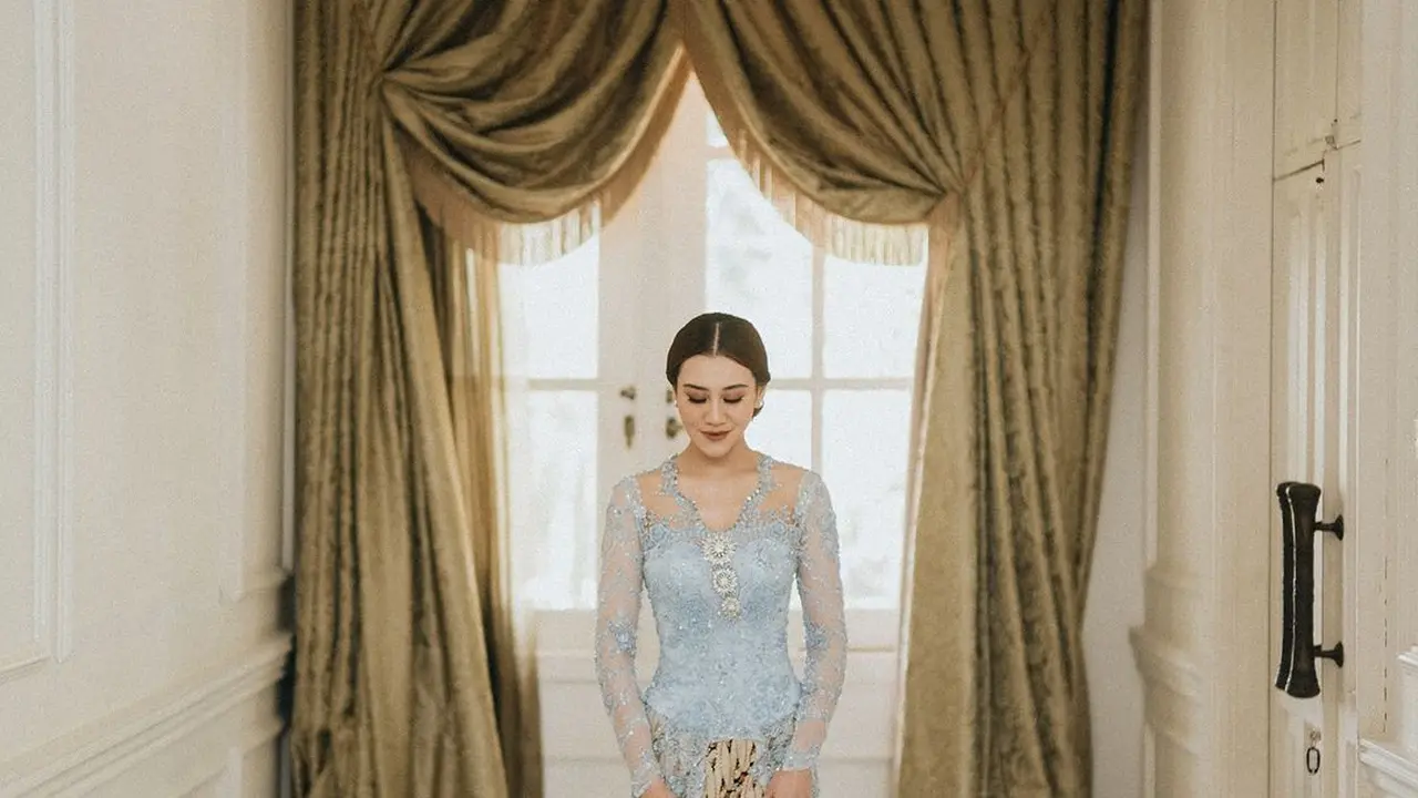 6 Potret Anggunnya Aaliyah Massaid Kenakan Kebaya Baby Blue saat Terima Lamaran Thariq Halilintar, Ditemani Foto Mendiang Adjie Massaid