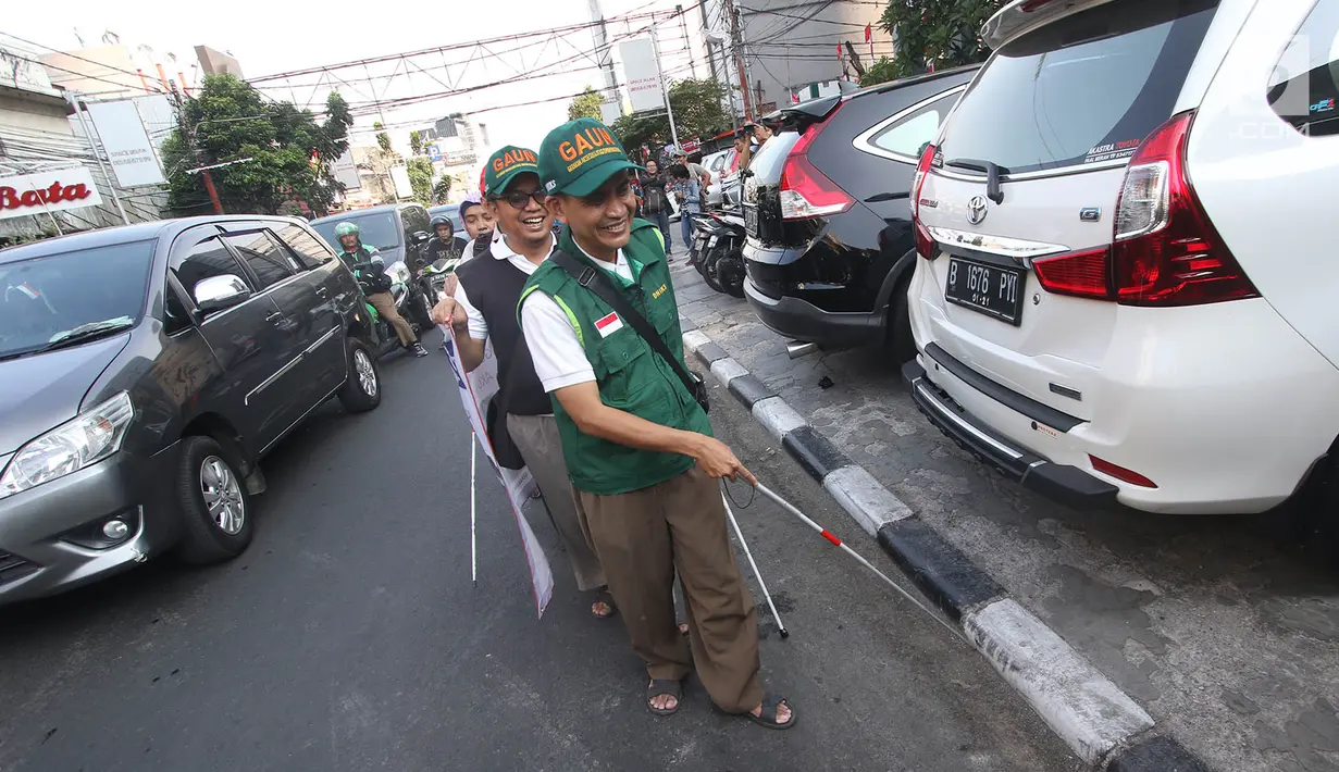 Penyandang disabilitas melintas di samping trotoar saat kampanye Bulan Patuh Pedestrian, Jakarta, Rabu (30/8). Kampanye dilakukan untuk memantau fasilitas akses pejalan kaki untuk disabilitas yang masih kurang layak. (Liputan6.com/Immanuel Antonius)