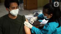 Warga menjalani vaksinasi booster kedua atau dosis keempat di kawasan Kantor Wali Kota Jakarta Timur, Jakarta, Selasa (24/1/2023). Target sasaran vaksinasi COVID-19 booster kedua atau dosis keempat akan makin diperluas. (Liputan6.com/Johan Tallo)