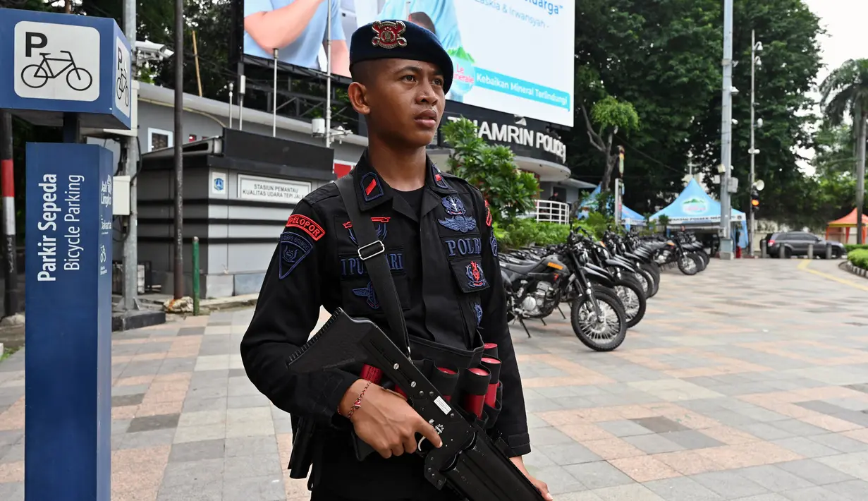 Bersenjata lengkap, personel Brimob berjaga di sekitar jalan Jenderal Sudirman dan MH Thamrin, Jakarta. (ADEK BERRY/AFP)