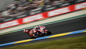 Pembalap Italia dari Tim Ducati Lenovo, Francesco Bagnaia, menikung saat sesi latihan pertama menjelang Grand Prix MotoGP Prancis di Le Mans, Prancis barat laut, pada 8 Mei 2026. (Loic VENANCE/AFP)