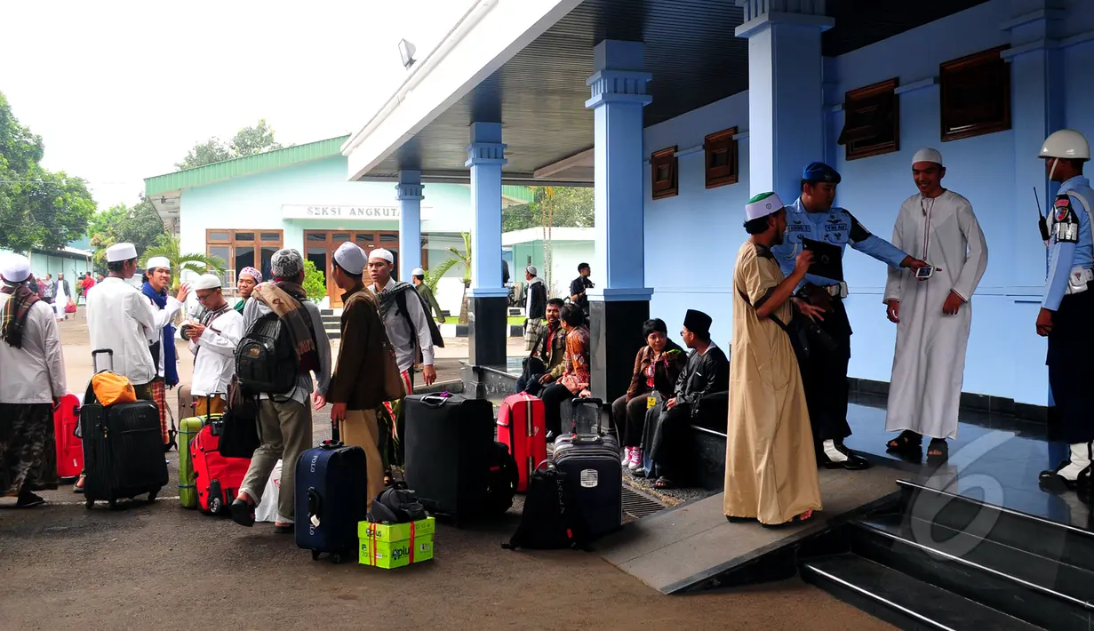 Sejumlah warga negara Indonesia yang dievakuasi dari Yaman saat tiba di Lanud Halim Perdanakusuma, Jakarta, Senin (13/4/2015).Pemulangan 91 WNI dari Yaman menggunakan Pesawat Boeing 737-400 milik TNI Angkatan Udara. (Liputan6.com/Yoppy Renato)