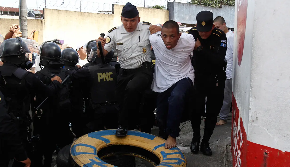 Petugas polisi membawa narapidana yang ditangkap dari penjara Juvenile Gaviotas di Guatemala City, Guatemala (3/7). (AP Photo / Moises Castillo)